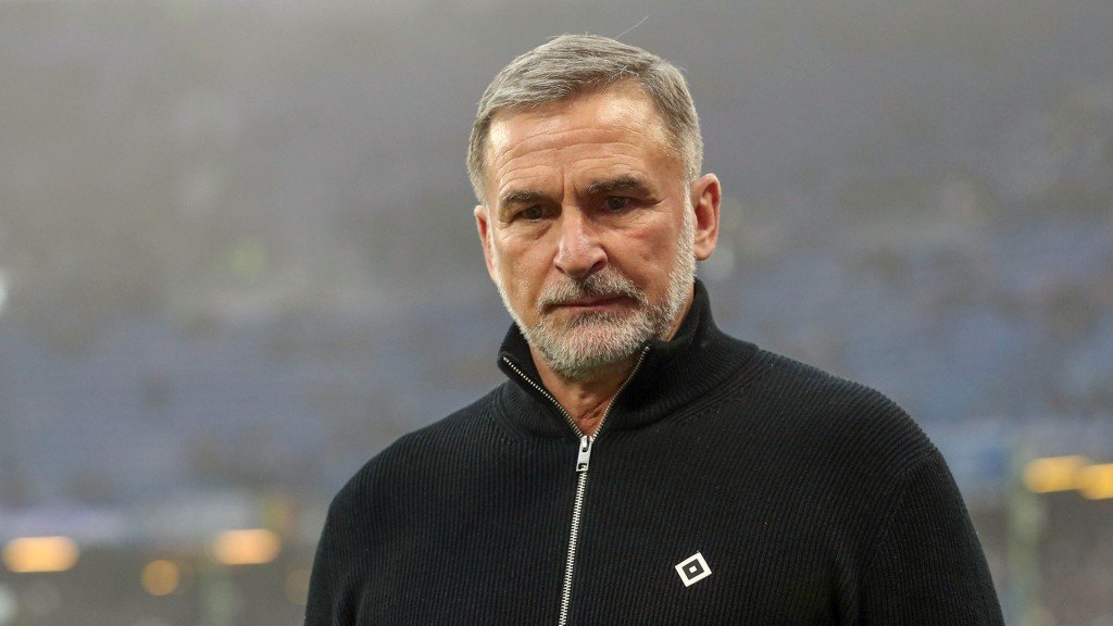 Fußballtrainer Stefan Kuntz in schwarzem Pulli.