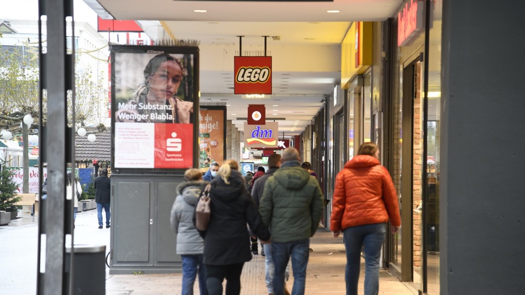 Foto: Passanten sind in der Saarbrücker Innenstadt unterwegs.