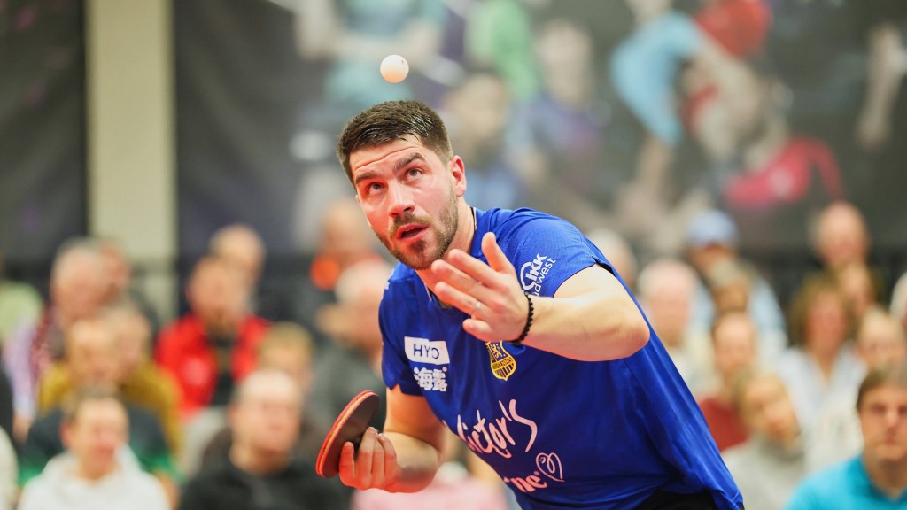 Foto: Patrik Franziska (FC Saarbruecken) beim Aufschlag