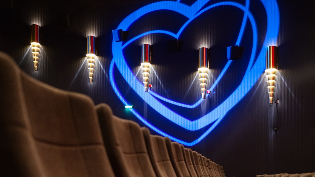 Kinosaal mit blauen Herzen