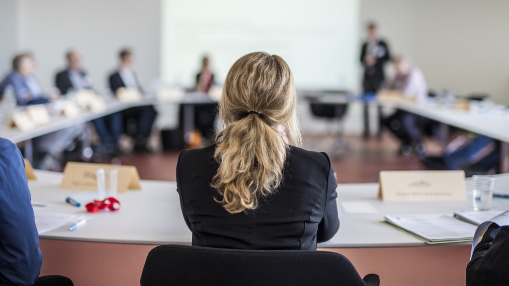 Frau in Konferenz