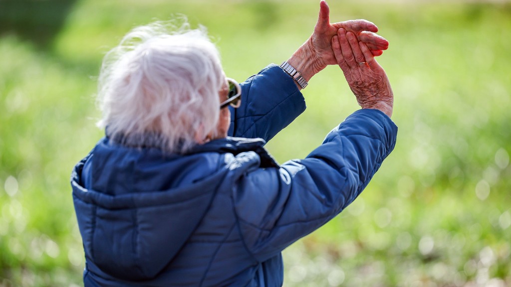 Seniorin macht Dehnübungen 