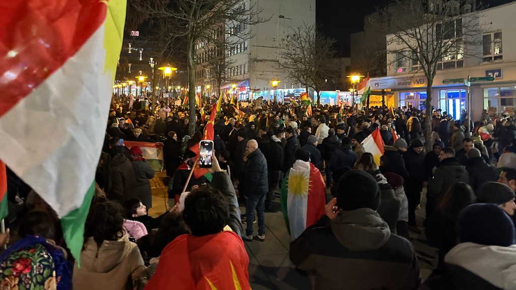 Zu einer Demonstration für Solidarität mit Kurden in Nordsyrien sind am 21.01.2026 rund 2500 Menschen gekommen.