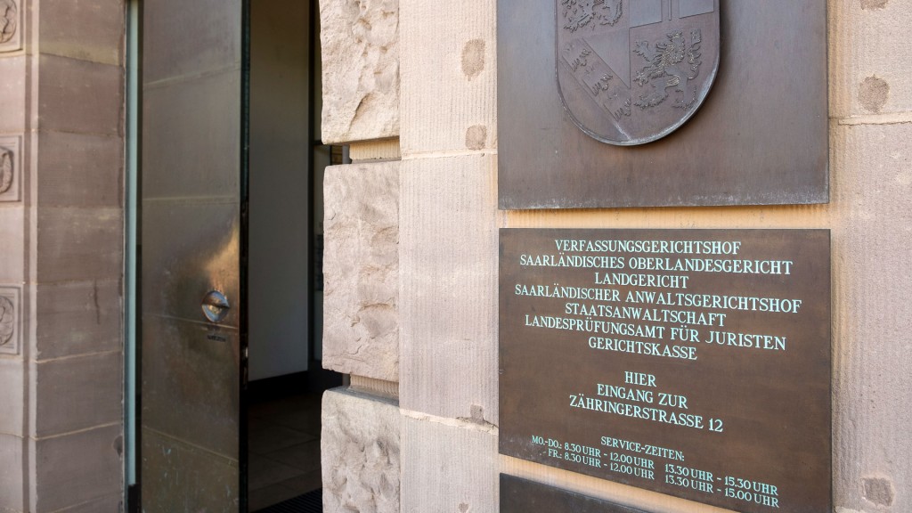 Eingangsbereich zum Gebäude des Landgerichts Saarbrücken