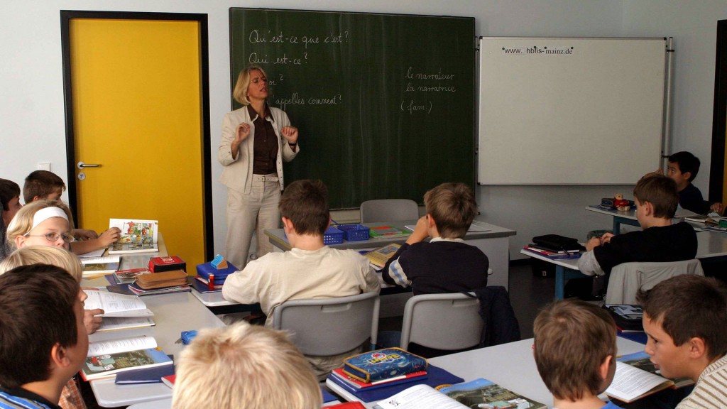 Foto: Lehrerin unterrichtet Französisch in eine Klasse