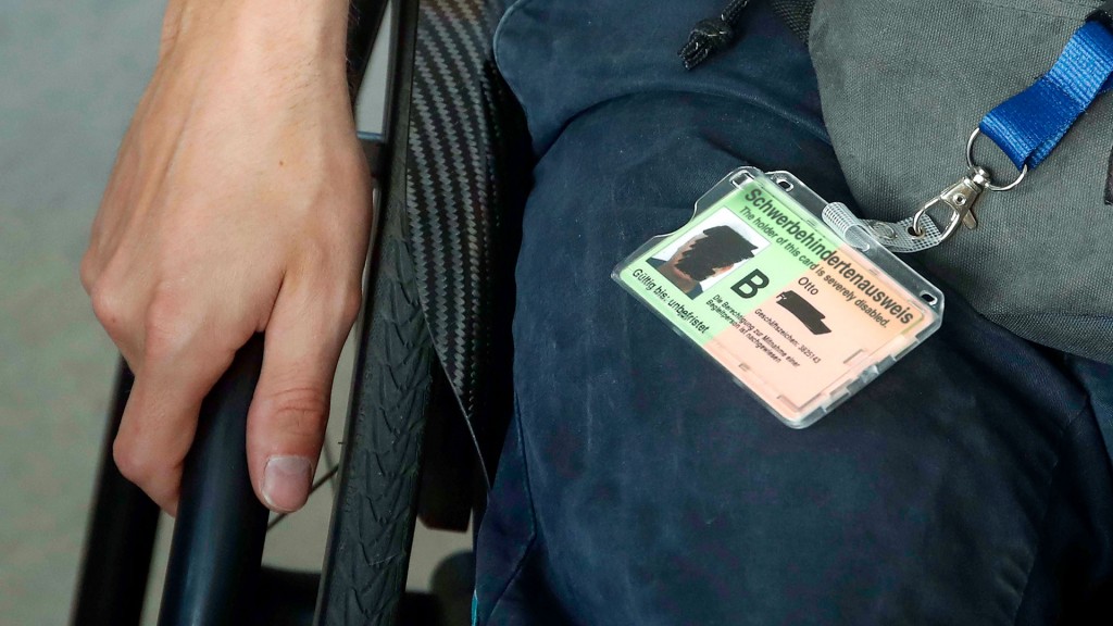 Foto: Schwerbehindertenausweis eines Rollstuhlfahrers