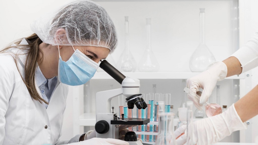 Eine Forscherin untersucht Proben unter einem Mikroskop