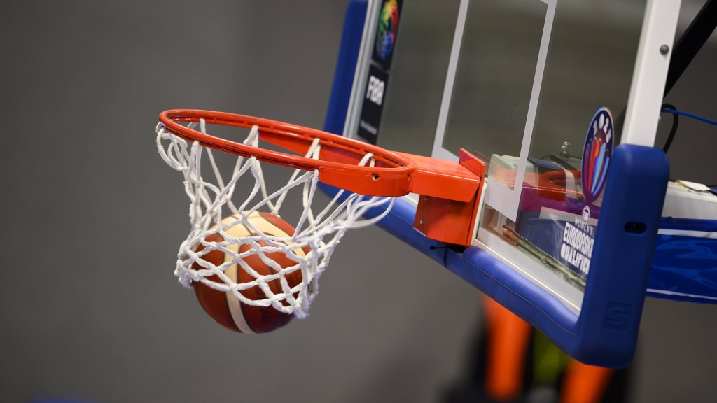 Foto: Ein Basketball landet im Korb
