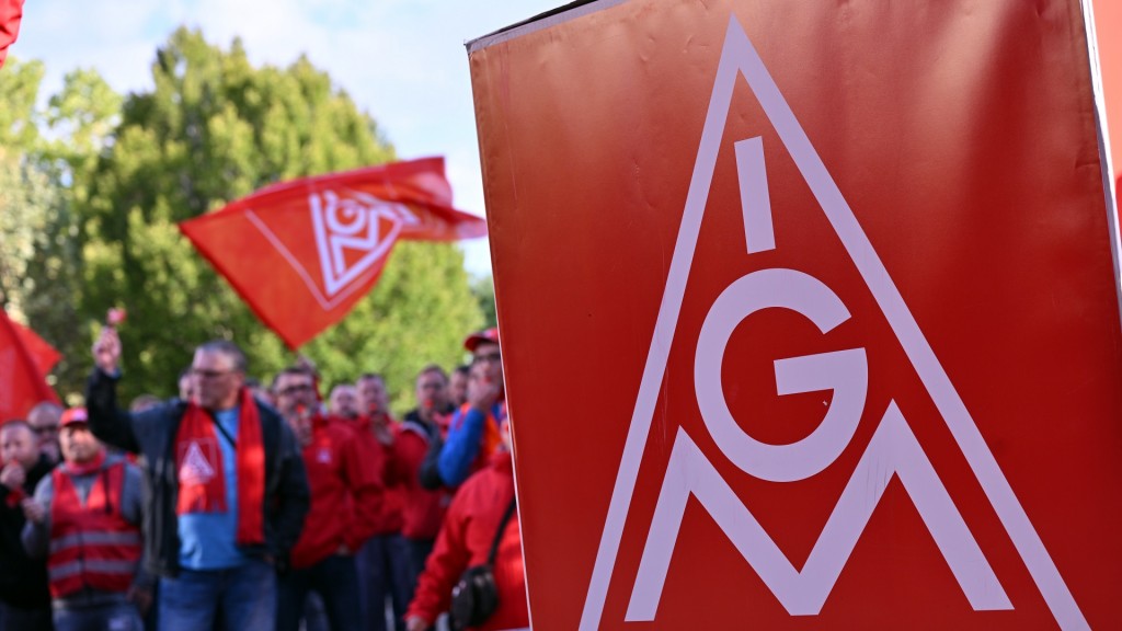 Eine Kundgebung von Arbeitnehmern vor Beginn der Tarifverhandlung für die Metall- und Elektroindustrie 