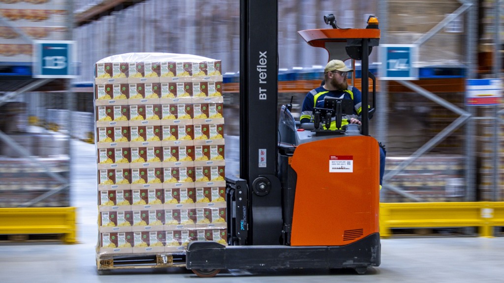 foto: Gabelstapler transportieren im dem Hochregallager eines Logistikunternehmens Waren.