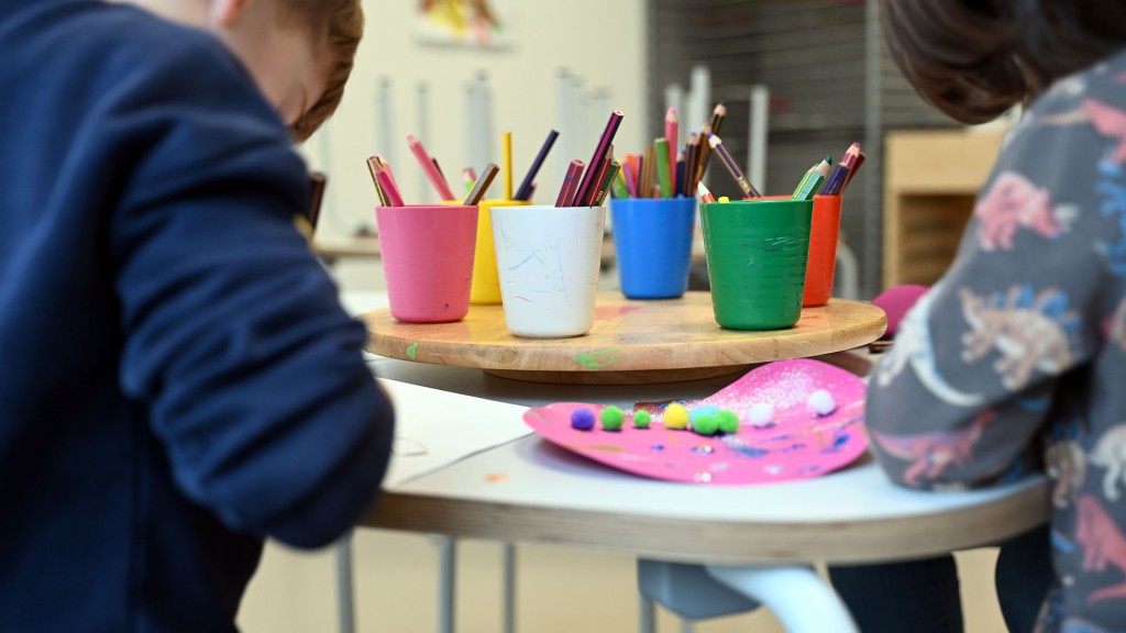 Kinder basteln gemeinsam in einer Kindertagesstätte