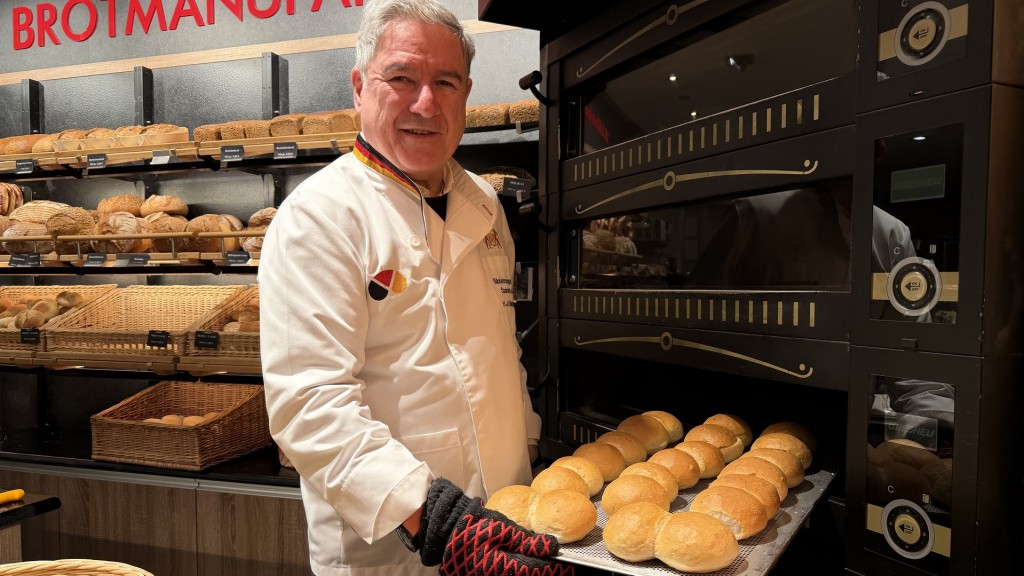 Hans-Jörg Kleinbauer backt in Dudweiler Doppelweck 
