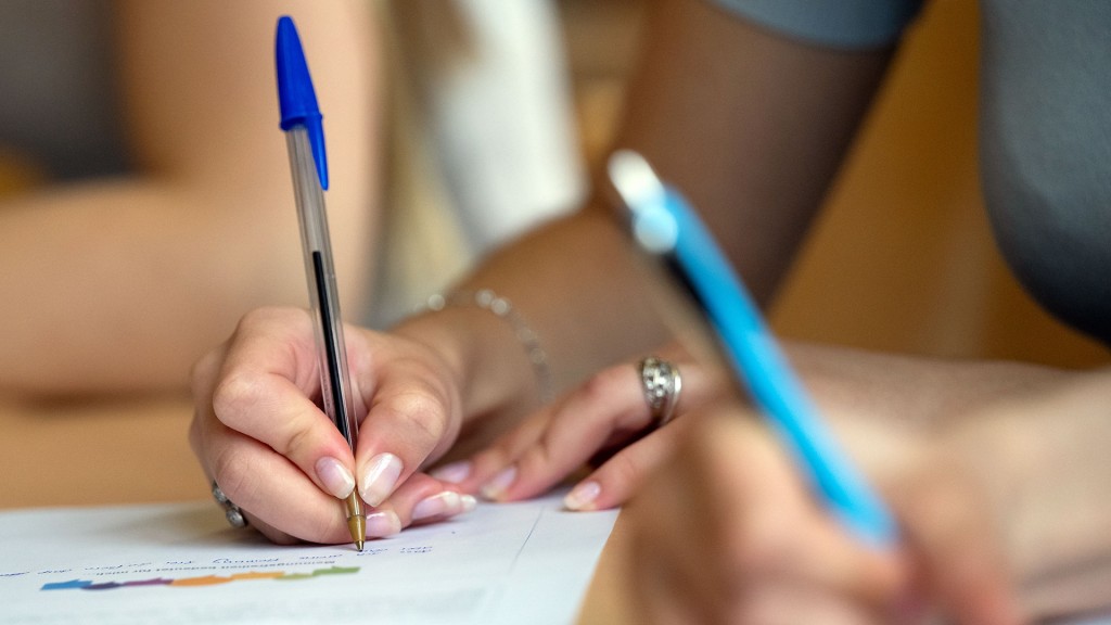 Jugendliche schreiben ein Protokoll