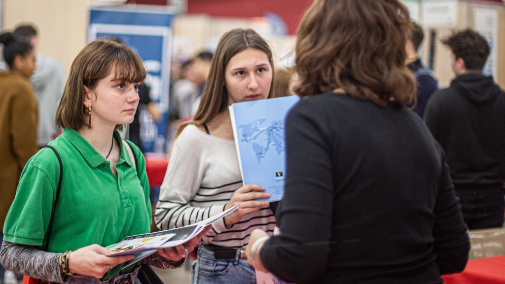 Jugendliche informieren sich an einem Messestand