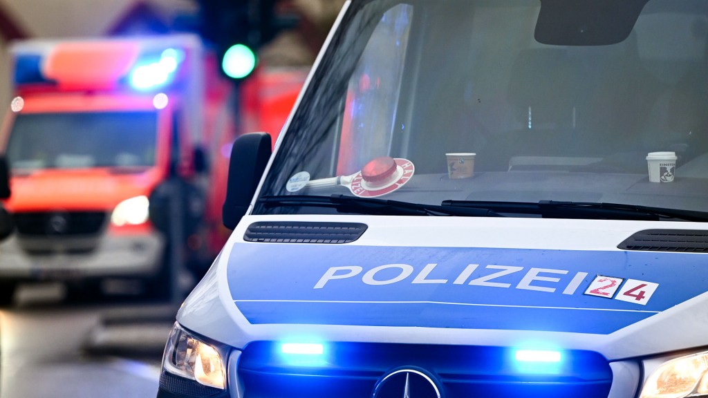 Polizei- und Rettungswagen im Einsatz mit Blaulicht