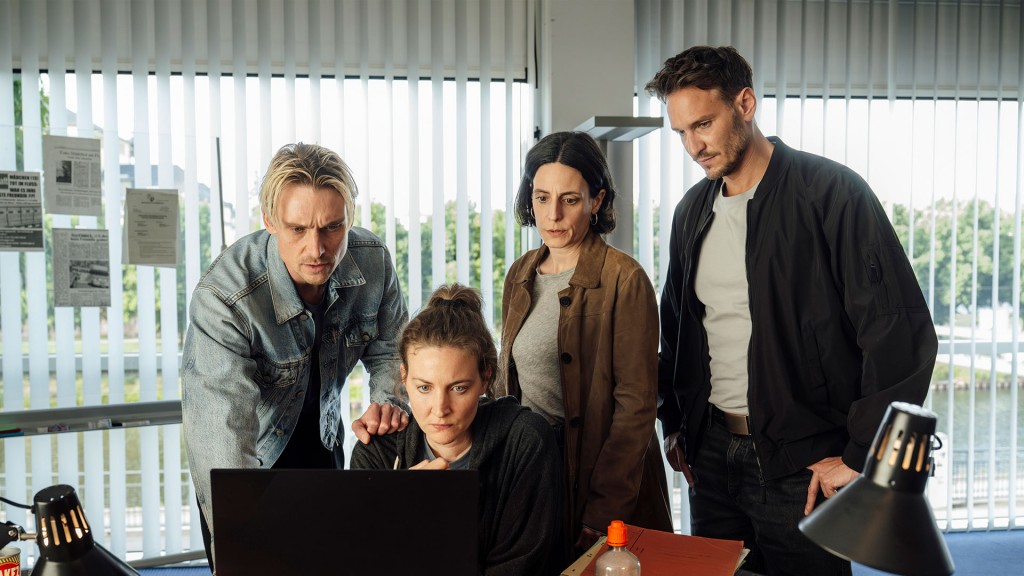 Saar-Tatort: Das Böse in Dir – Adam Schürk (Daniel Sträßer), Pia Heinrich (Ines Marie Westernströer), Esther Baumann (Brigitte Urhausen) und Leo Hölzer (Vladimir Burlakov) schauen auf ein Überwachungsvideo