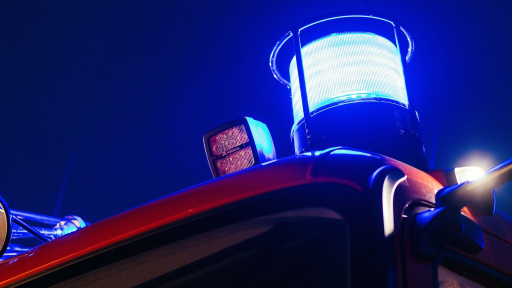Blaulicht eines Feuerwehr-Fahrzeugs im Einsatz bei Nacht
