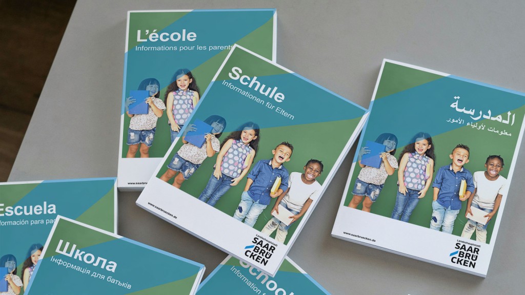 Foto: Symbolbild: Collage mehrerer Saarbrücker Schul-Info-Broschüren in verschiedenen Sprachen