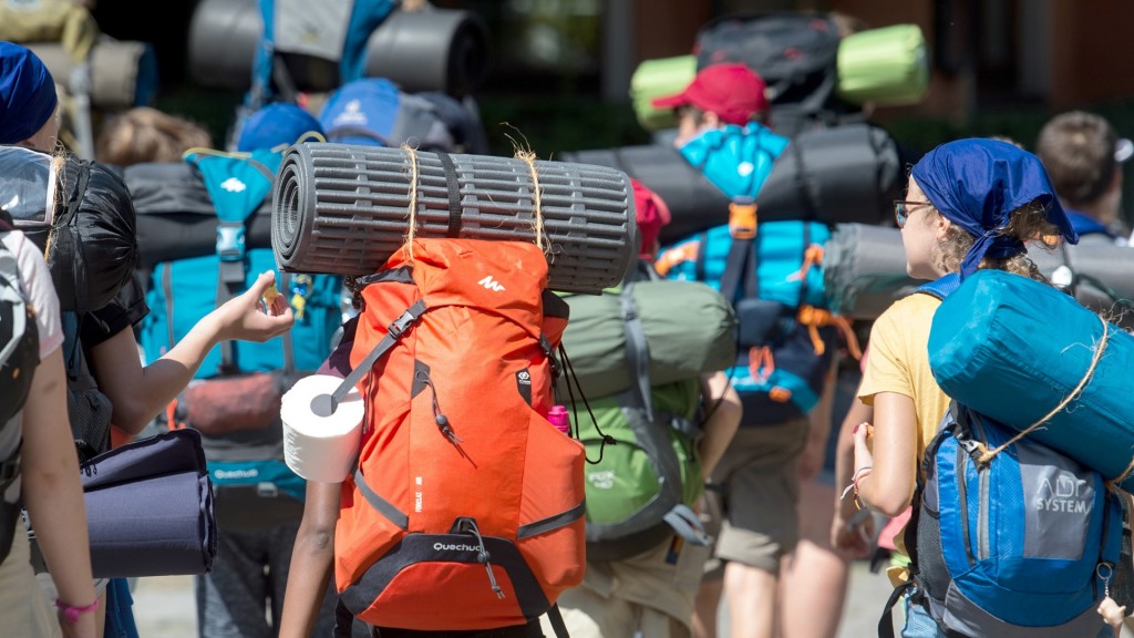 Pfadfinder laufen mit Rucksäcken durch die Innenstadt.