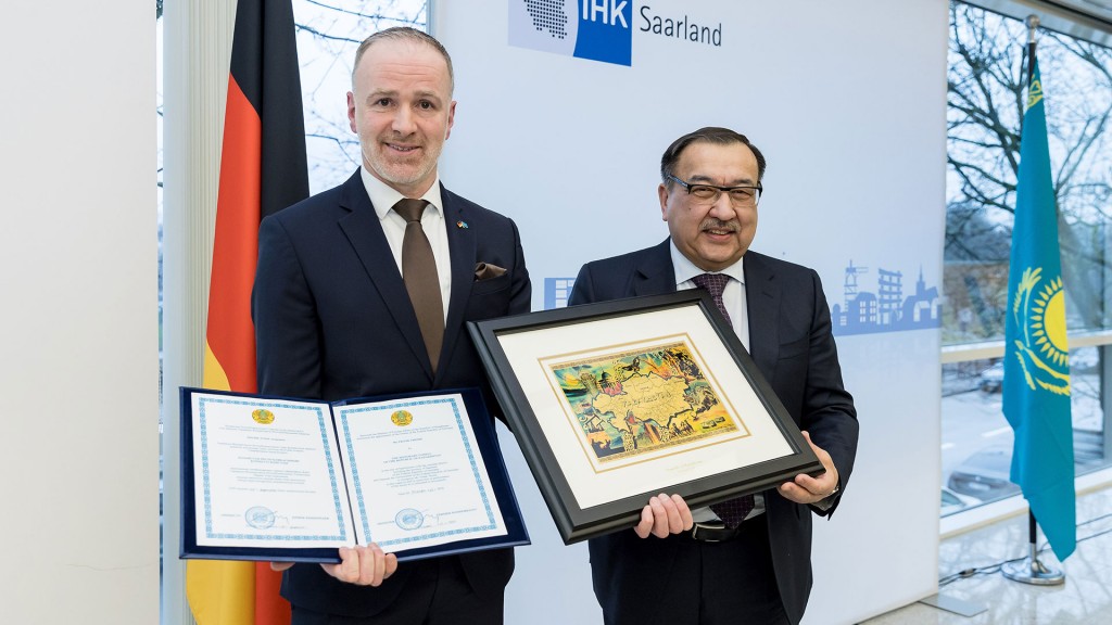 Übergabe Ernennungsurkunde an Frank Thomé (l.) durch Botschafter Dr. Nurlan Onzhanov