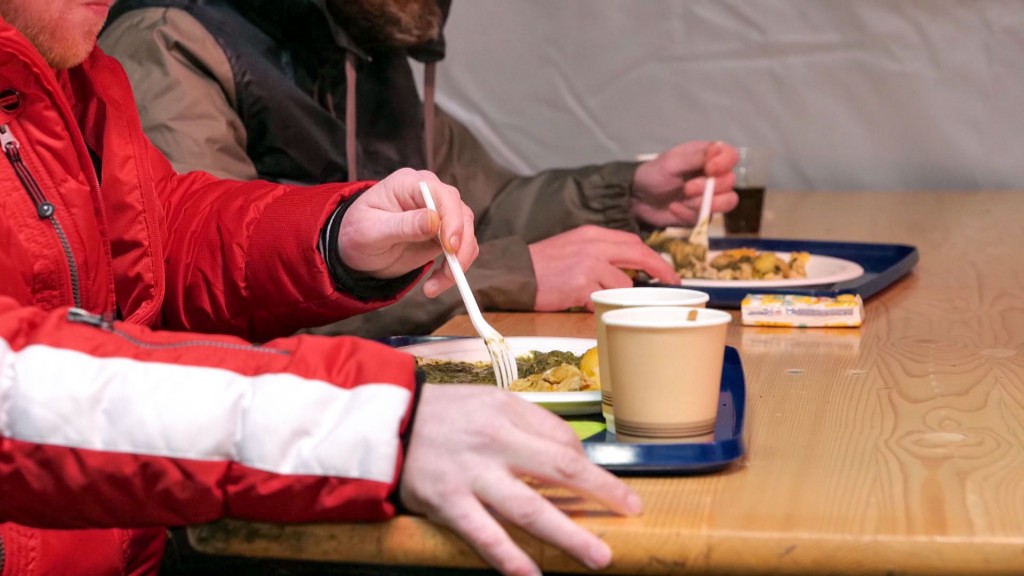 Warmes Essen und Schutz vor Witterung im Saarbrücker Kältebus am Römerkastel