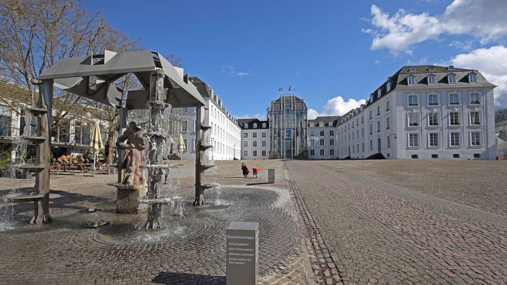 Saarbrücken: Das Barocke Schloss mit Brunnenhaus.