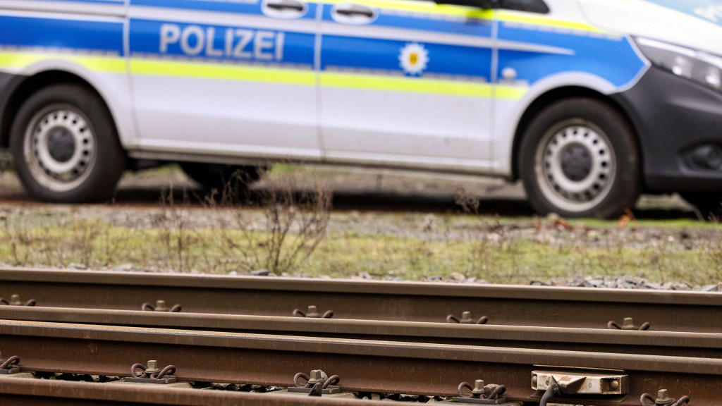 Foto: Ein Fahrzeug der Bundespolizei steht an der Bahnstrecke