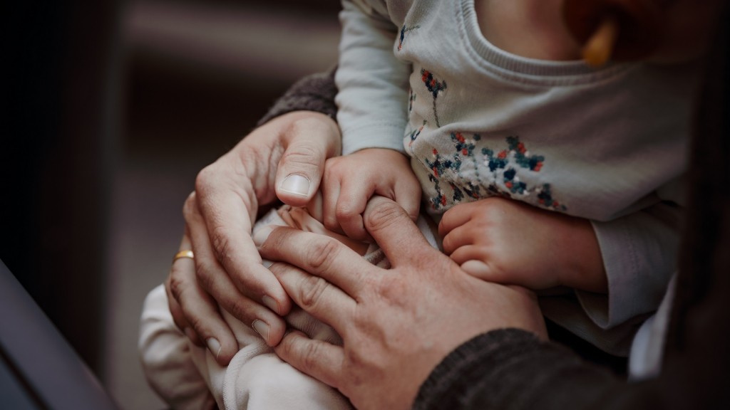 Ein Vater sitzt mit seiner Tochter im Innenhof eines Kinderhospizes