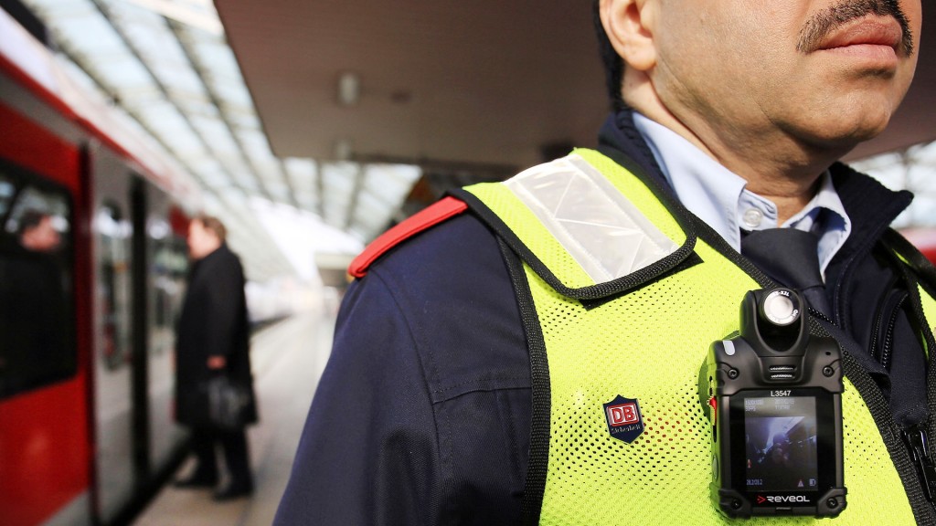 Foto: Mitarbeiter des Sicherheitsdienstes der Deutschen Bahn steht mit einer Bodycam am Bahnsteig