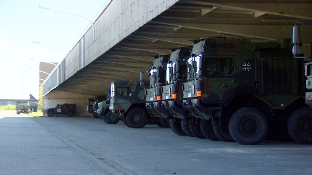 Kaserne Merzig. Bundeswehrfahrzeuge stehen auf dem Kasernengelände