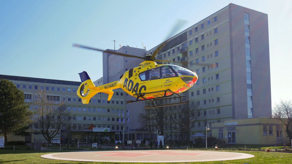 Rettungshubschrauber „Christoph 16“ im Landeanflug am Saarbrücker Winterberg-Klinikum