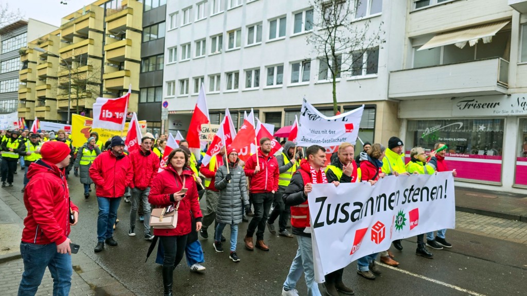 Foto: Demonstrierende bei einem Streik der Arbeitnehmergewerkschaft Verdi