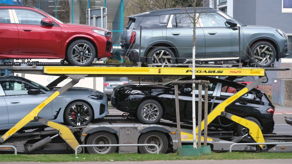 Mit PKWs beladener Laster