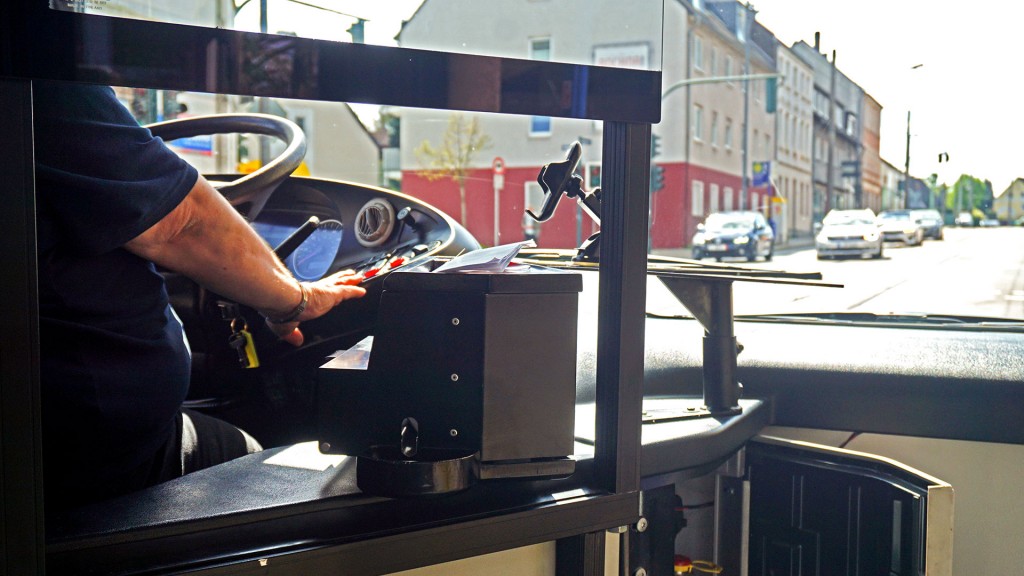 Foto: Ein Busfahrer sitzt am Steuer