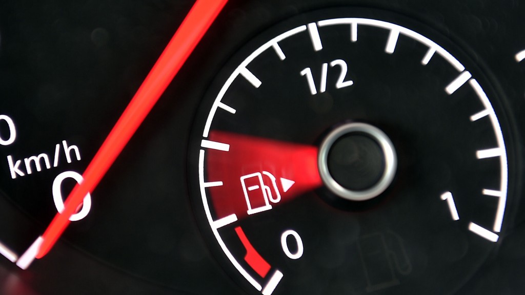 Foto: Die Nadel der Tankanzeige eines Pkw