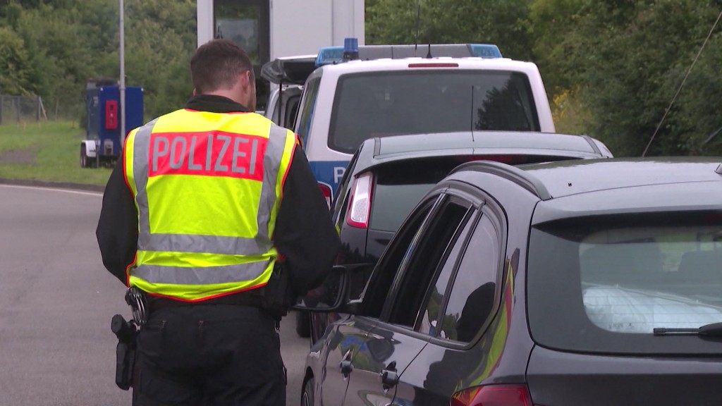 Polizist bei einer Grenzkontrolle