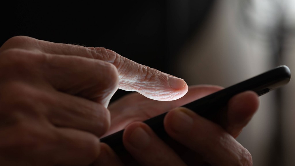 Foto: Eine Person tippt auf einem Smartphone