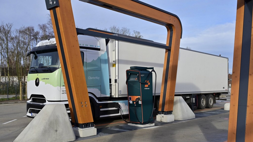 Foto: Elektro-Lkw an einer Ladestation 