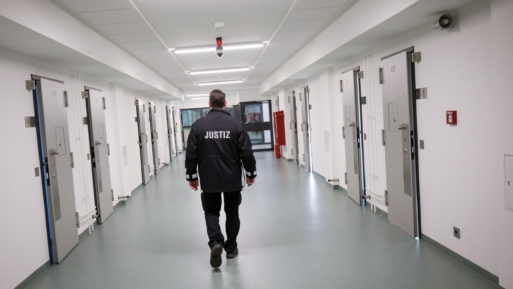 Ein Justizbeamter patrouilliert über einen Gefängnisflur