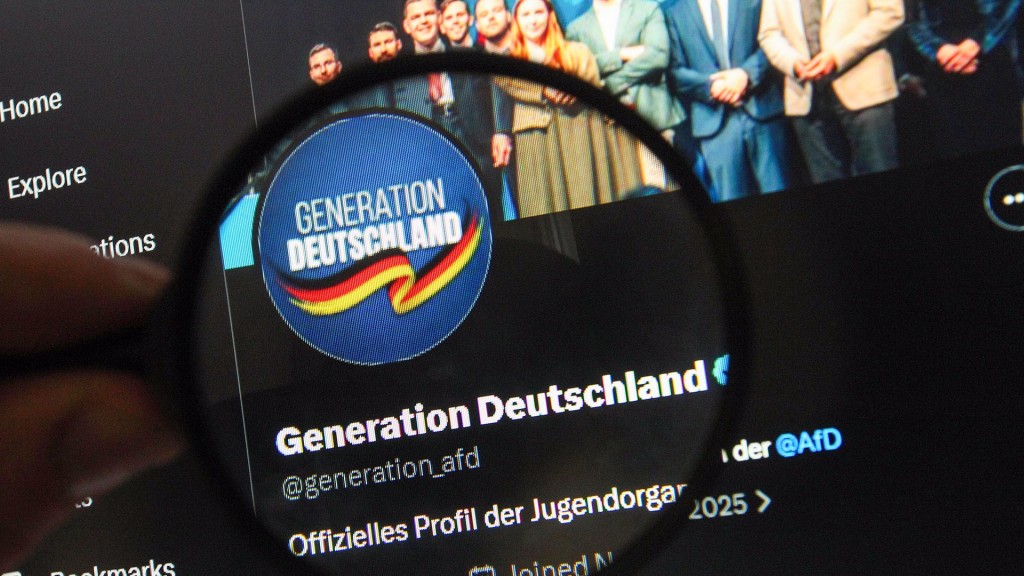 Symbolbild: Social-Media-Account von Generation Deutschland, der AfD-Jugendorganisation unter einer Lupe