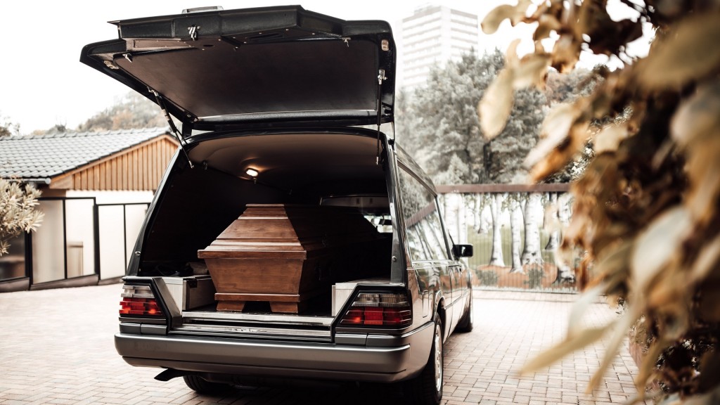 Ein Sarg im Fahrzeug eines Bestatters.