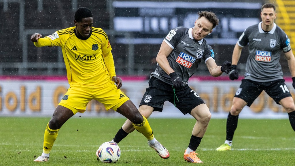  1. FC Saarbrücken, v.l. 5 Elijah Krahn (1. FC Saarbrücken), 20 Mirnes PepiÄ‡ (SSV Ulm 1846 Fußball)