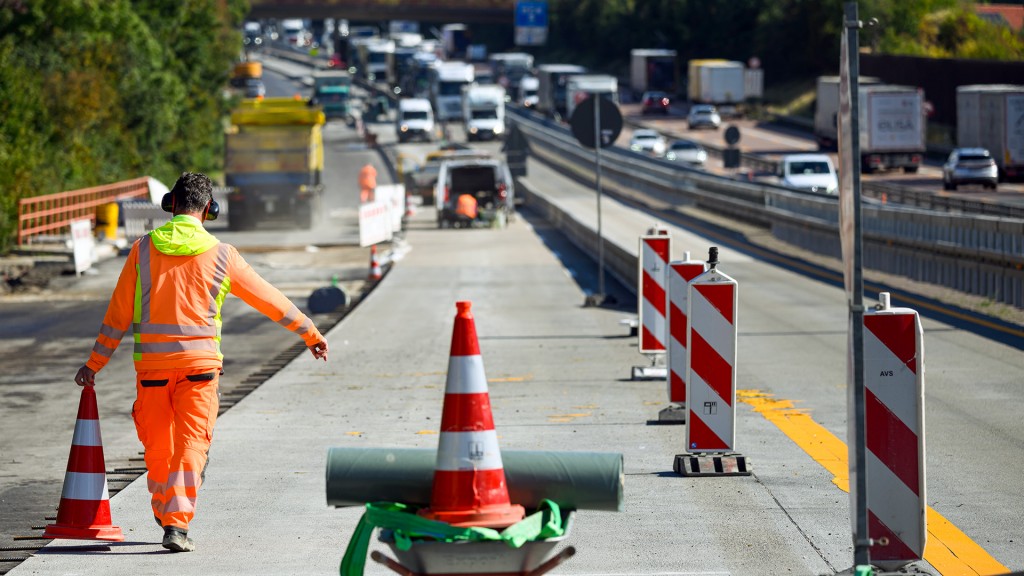 Foto: Arbeiter auf einer Autobahn-Baustelle
