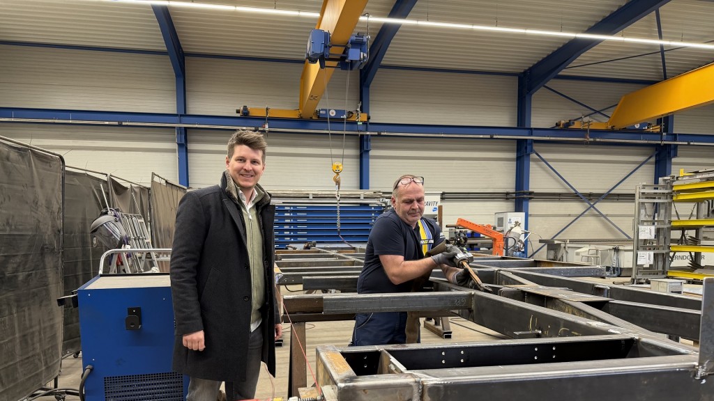 Dennis Urgatz Geschäftsführer bei A6 Jung und ein Mitarbeiter