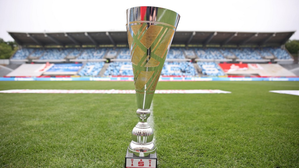 Saarlandpokal, Trophäe steht auf dem Rasen im Stadion