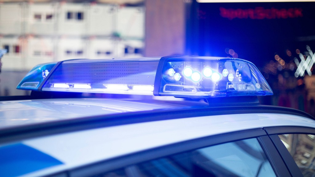 Foto: Polizeiwagen mit Blaulicht im Einsatz