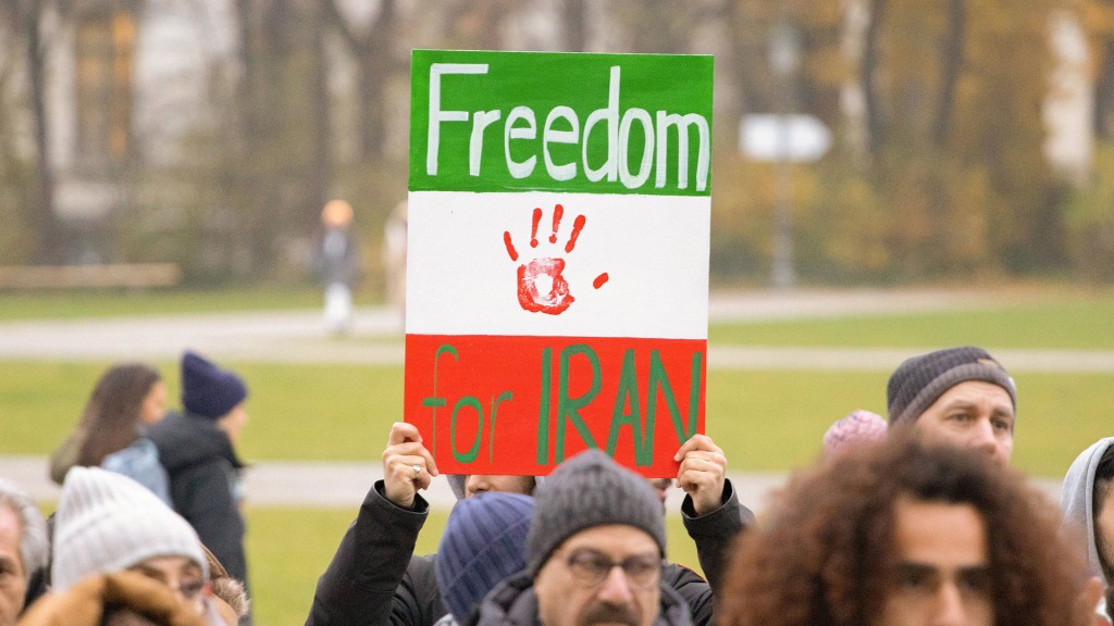 Menschen, die ein Friedensschild hochhalten