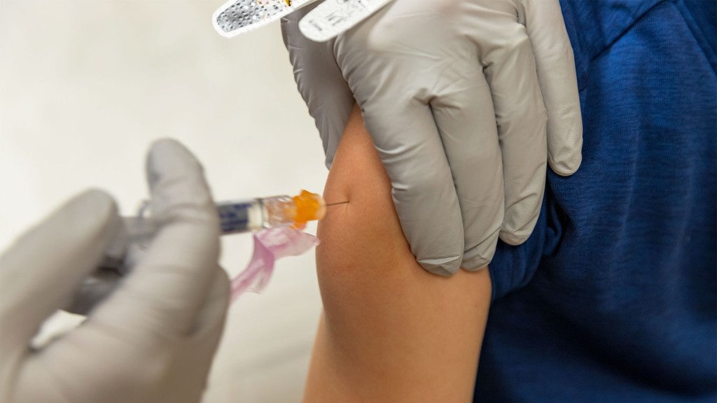 Foto: Eine Pflegende Person impft ein Kind