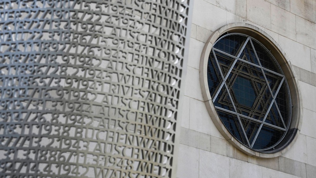 Foto: Das Denkmal vor der Synagoge in Saarbrücken.