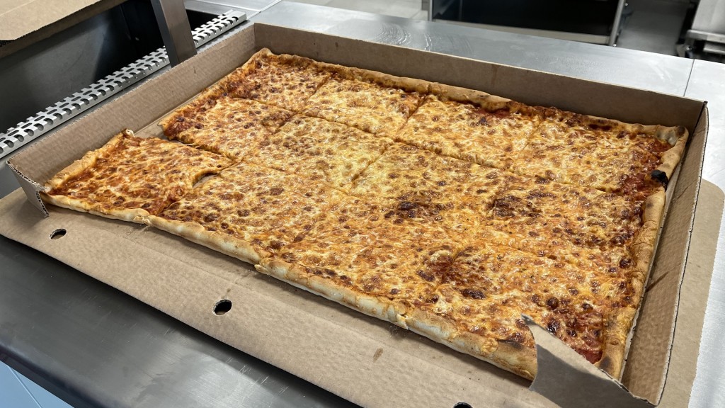 Großer Pizzakarton mit Pizza